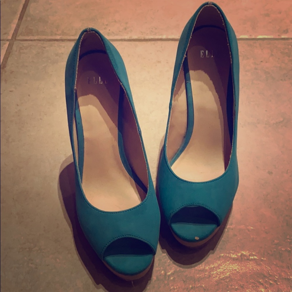 Teal Elle heels never worn. 4 inch heal